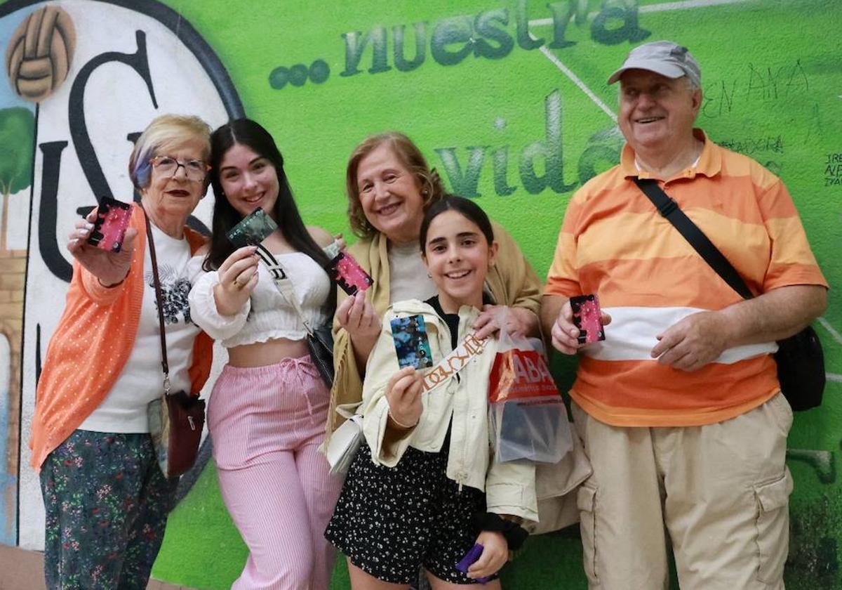 María Jesús García (en el centro) primera abonada de la temporada 24/25, del Salamanca UDS junto a su familia.