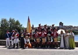 Participantes en el desfile de Alba.