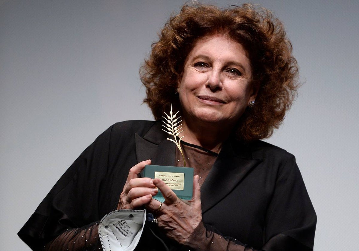 Charo López recibiendo la Espiga de Honor del Festival de Cine de Valladolid.