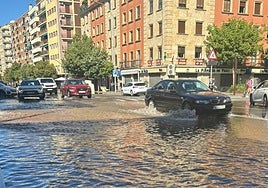 Agua acumulada en el paseo de la Estación