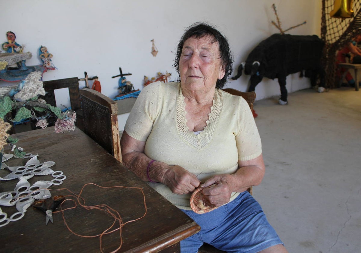 La salmantina de 84 años con un 10% de visión que es capaz de &#039;crear vida&#039; con cuerdas