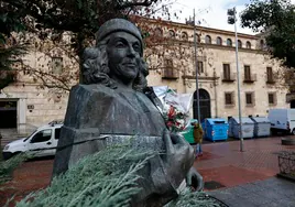 La escultura de Carmen Martín Gaite.