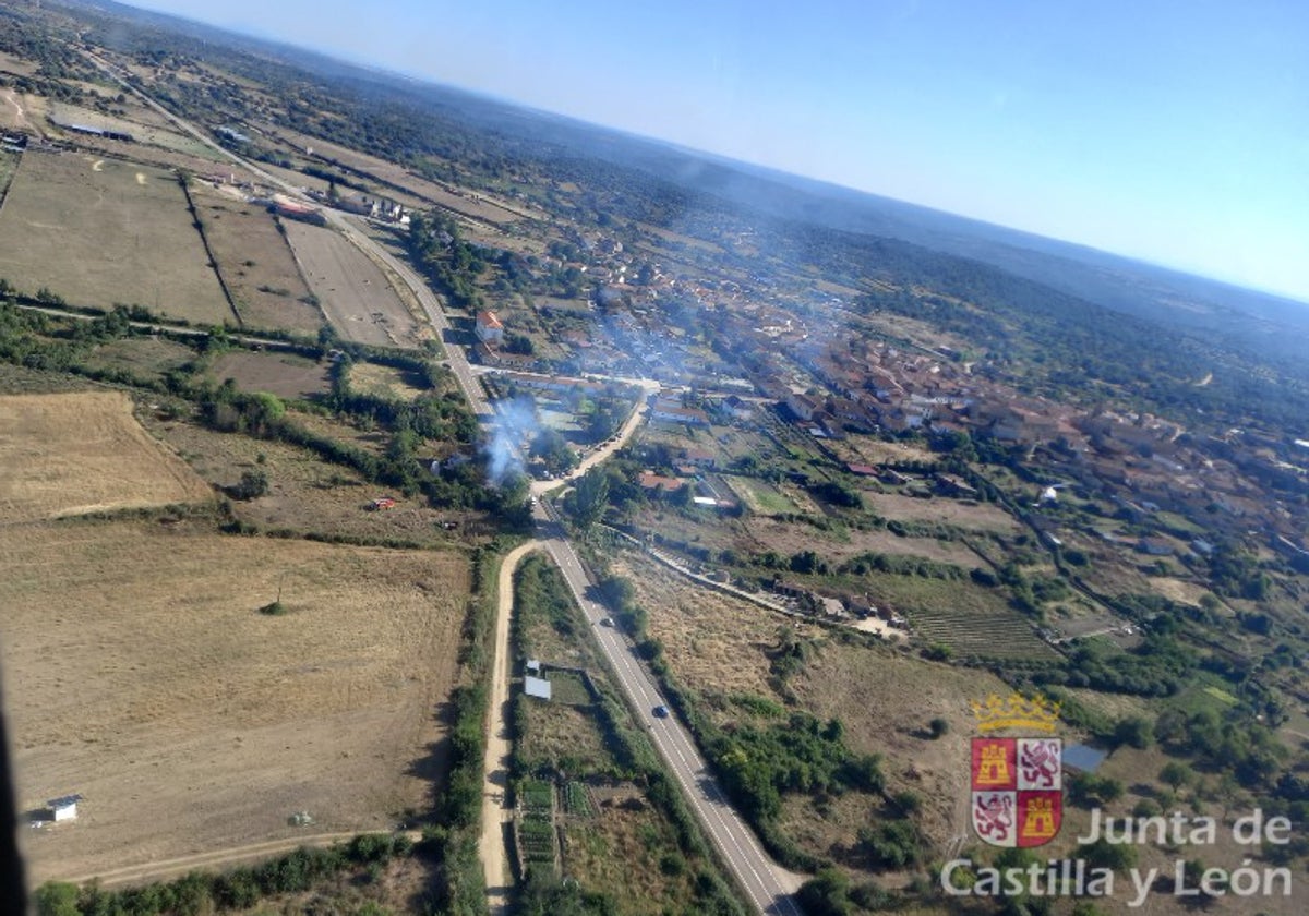 Imagen del incendio forestal en San Felices de los Gallegos.