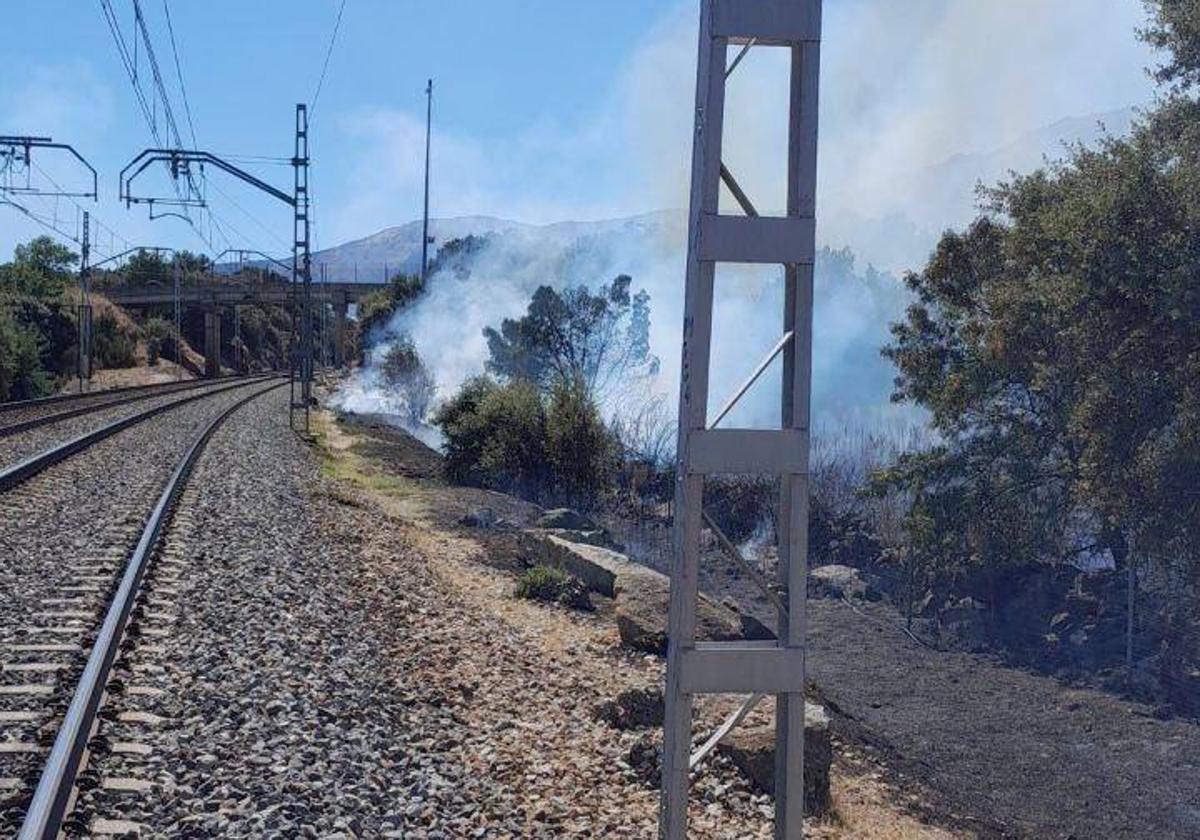 Imagen del incendio de este lunes que ralentizó la velocidad de los trenes.