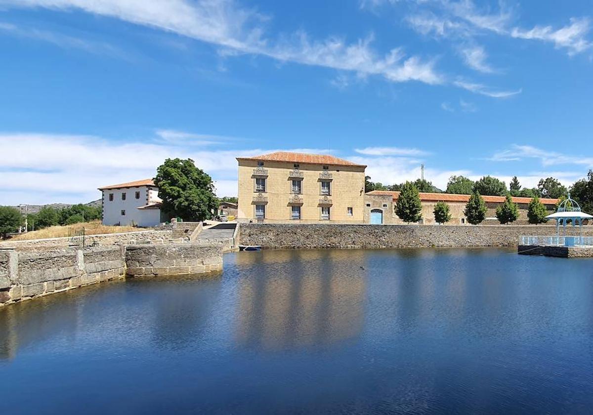 Imagen del estanque y de los edificios de la zona noble del jardín renacentista de El Bosque, en Béjar.