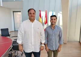 Roberto Martín y Jesús Manuel Hernández en el salón de plenos del Ayuntamiento de Guijuelo.