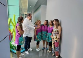 Roberto Martín y Sara García visitaron las instalaciones de la escuela infantil.