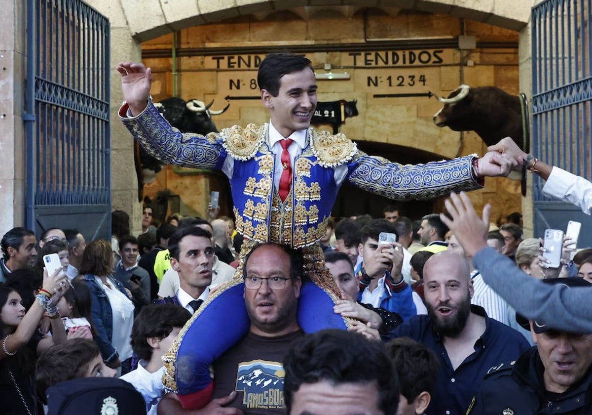 Ismael Martín, a hombros en La Glorieta la Feria de 2023