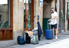 Un turista recoge sus maletas en el centro de la ciudad.