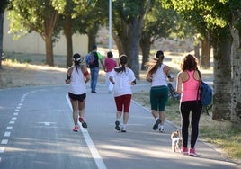 Deportistas corriendo a orillas del río Tormes.ARCHIVO