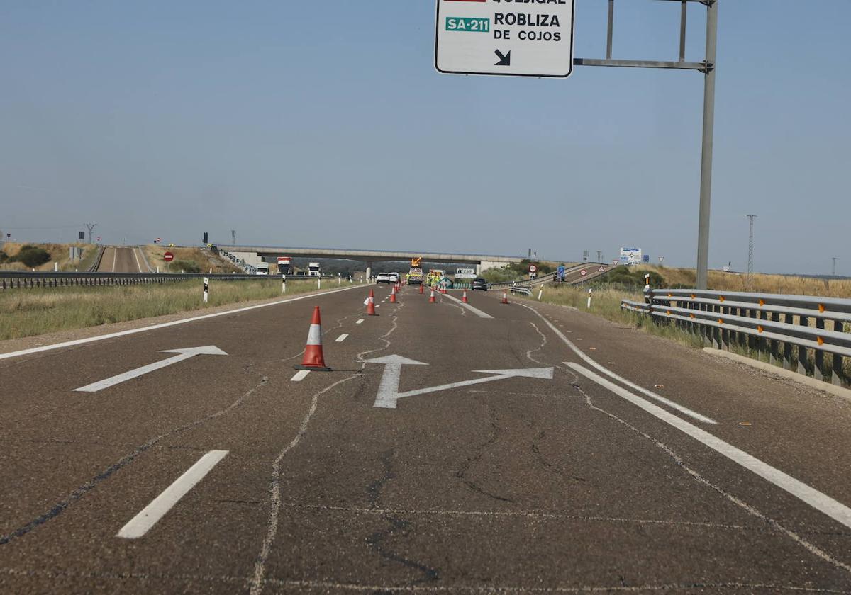 Tramo próximo al municipio de Robliza de Cojos, en la A-62, donde están realizando unos trabajos de parcheo que están cuestionando mucho los conductores.