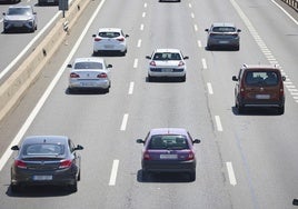 Varios vehículos en la autovía A4, en Madrid.