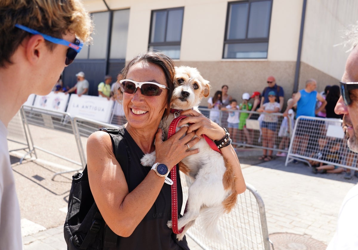 Dori Ruano, con su mascota, en la salida de la Vuelta ciclista a Castilla y León élite y sub23 en Peñasolana.