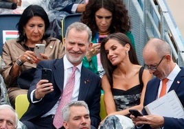 Los Reyes de España haciéndose una foto durante el desfile inaugural de los Juegos Olímpicos de París.