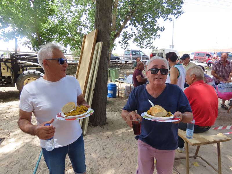 Santiago pone fin a sus fiestas con paella para todos