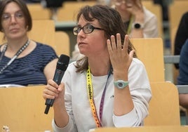 Sandra Gómez interviene en una conferencia.