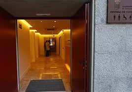 Imagen de la entrada a los baños públicos ubicados en la Plaza de Anaya.