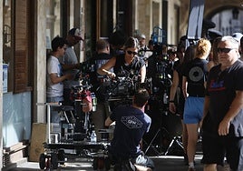 Equipo de rodaje en uno de los soportales de la Plaza Mayor