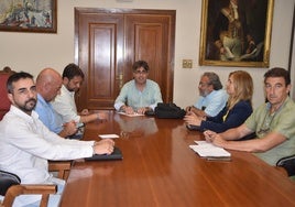 Imagen de la reunión celebrada esta mañana en la sala de concejales del Ayuntamiento para preparar los presupuestos.