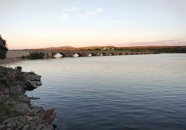 Embalse de Santa Teresa con la imagen del puente de Guijuelo a Cespedosa.