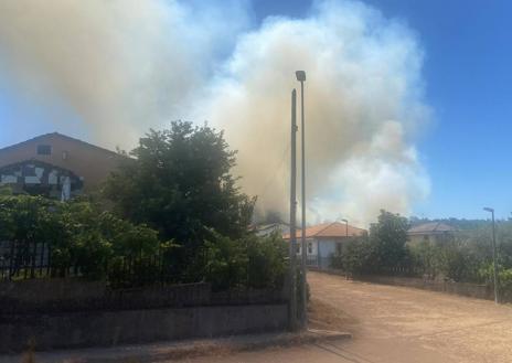 Imagen secundaria 1 - Controlado el incendio en Cepeda que ha movilizado a medios terrestres y aéreos