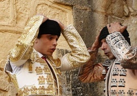 Jesús Yglesias, alumno de la Escuela taurina, calándose la montera en el patio de cuadrillas de la plaza de toros de Salamanca.