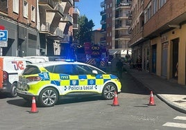 Bomberos y Policía Local en la calle Islas Canarias