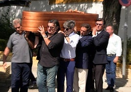 Féretro del torero Paco Camino siendo portado por hijos y familiares.