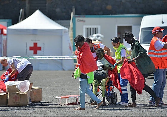 Los servicios sanitarios atienden a los migrantes a la llegada de una patera.