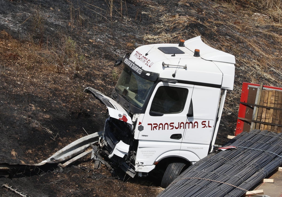 Así ha quedado el camión incendiado tras volcar en la rotonda de Aldeatejada