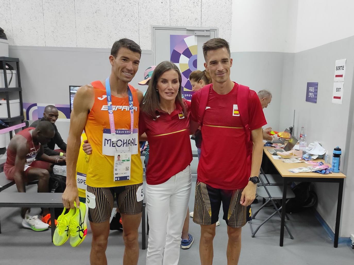 La Reina, acompañada de los atletas españoles Adel Mechaal y Mario García Romo