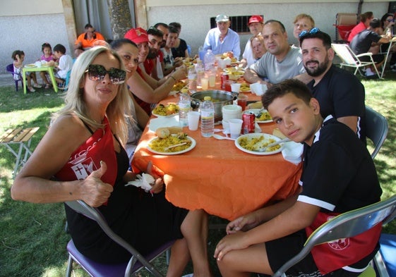 Una familia disfruta de la paella de Moriscos.