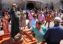 El ofertorio tuvo lugar  la puerta del templo