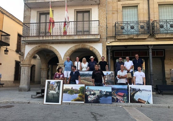 Todos los ganadores del certamen, junto a parte de la corporación municipal.