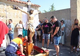 El montaje de la talla del Cristo para la procesión desde la ermita del Humilladero