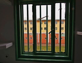 Vista del patio desde el interior de una de las celdas de Topas.