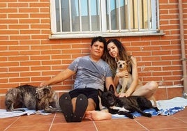 Ana María y Boris junto a sus tres perros, Thor, Frenchi y Nata.