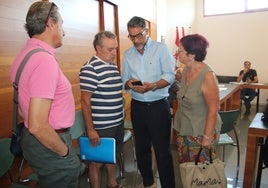 El alcalde, Ángel Peralvo, departiendo con los vecinos que se quejaron por los olores al concluir el pleno.