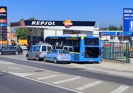 Imagen del autobús municipal de Béjar, averiado en la mañana de este martes en la travesía de Béhar.