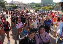 El desfile de disfraces animó las calles de la localidad