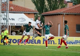 Mikel Serrano, en una acción del partido contra el Zamora.