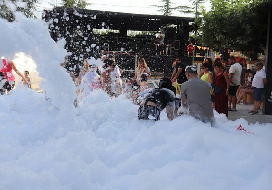 La fiesta de la espuma protagonizó el inicio de las fiestas en Montejo