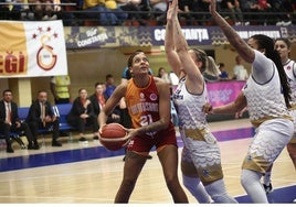 Mikiah Herbert-Harrigan porta el balón con el Galatasaray.