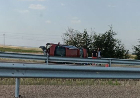 Imagen del vehículo volcado en el kilómetro 261 de la A-62.