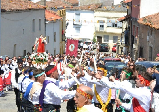 Los mozos del grupo de paleo local abrieron la procesión