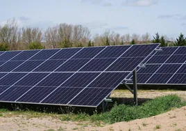 Imagen de placas solares, instalaciones que sirven para la generación de hidrógeno verde.