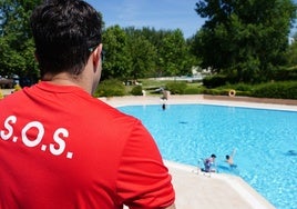 Imagen de un socorrista, ajeno a esta información, en las piscinas de La Aldehuela.