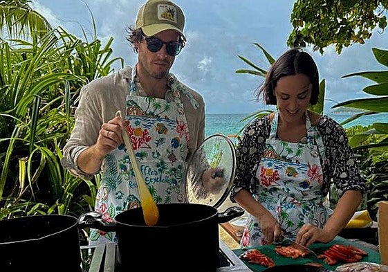 La pareja cocinando juntos.