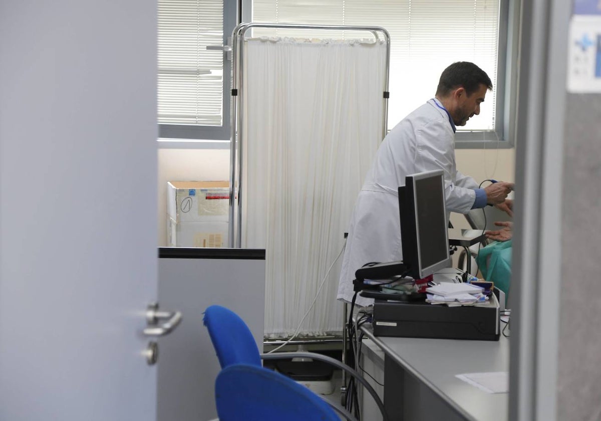 Un médico de familia en un centro de salud salmantino.