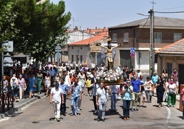 Vecinos de Castellanos de Moriscos durante la procesión.